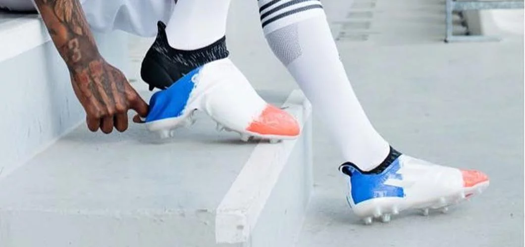 post card adidas crampons.webp